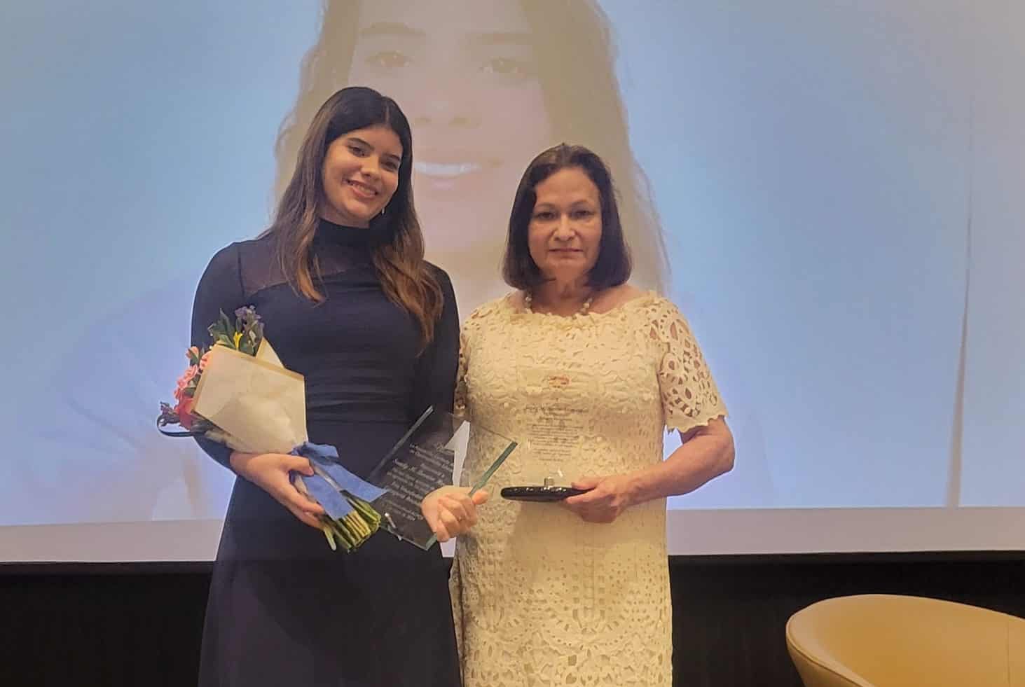 Estudiante de Inter Aguadilla galardonada con importante premio
